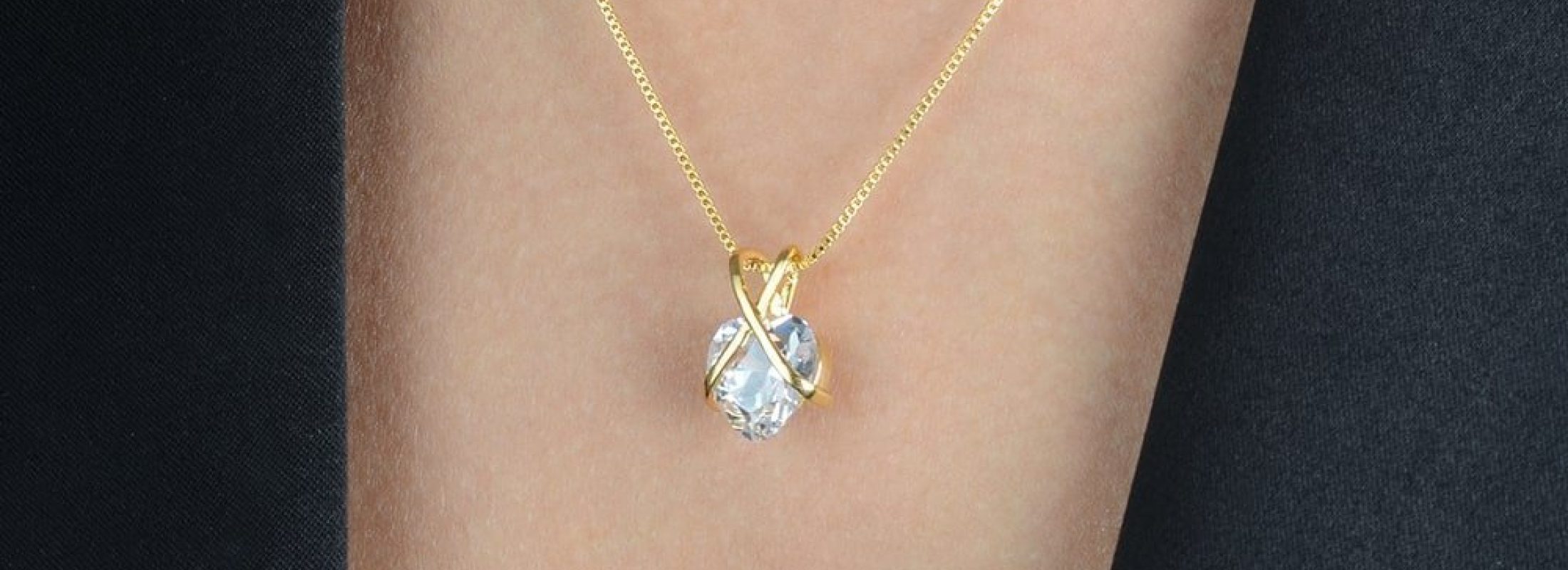 colar-dourado-de-zirconia-em-formato-de-coracao